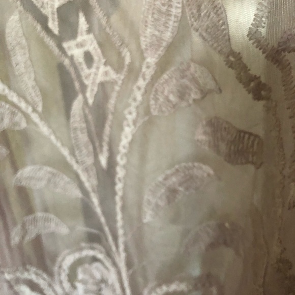 Delicate and ultra feminine blouse 🌷🌷🌷💕 - Picture 2 of 6